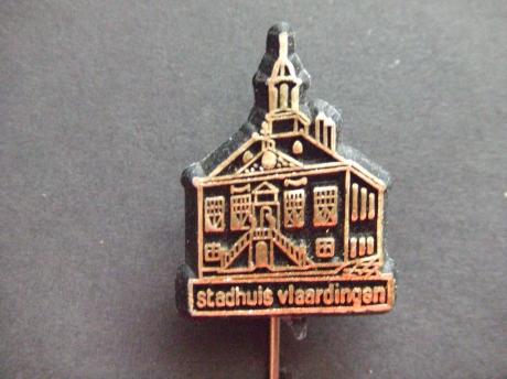 Oude stadhuis op de Markt Vlaardingen rijksmonument, zwart- goudkleurig